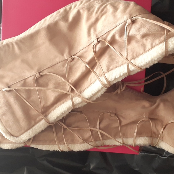 Boots - Picture 3 of 6